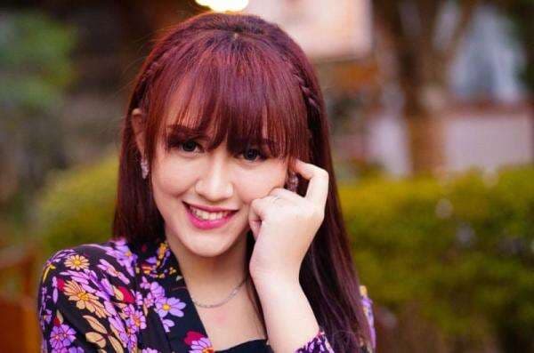 3 Gaya Foto Kekinian ala Happy Asmara Pakai Rok Mini dan Sandal Jepit, Netizen: Cantik Gak Ada Obat