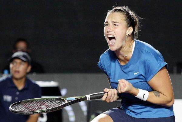 Petenis Unggulan Bertumbangan