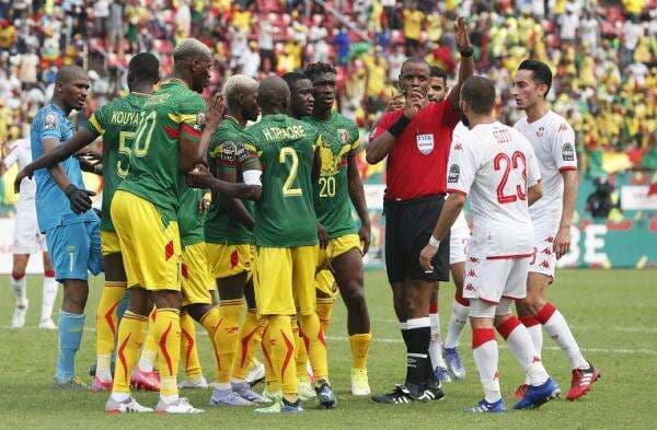 Parah! Wasit Piala Afrika Ini Tiup Peluit Panjang 2 Kali Menit 85 dan 89, Abaikan Protes Pemain