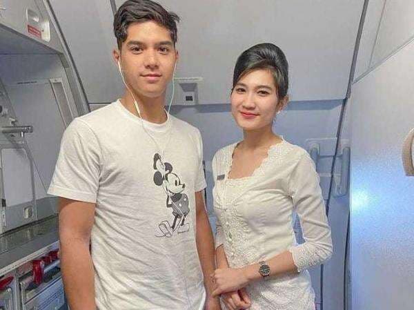 Viral Pramugari Cantik Foto Bareng Al Ghazali di Pesawat, Warganet Dibikin Baper