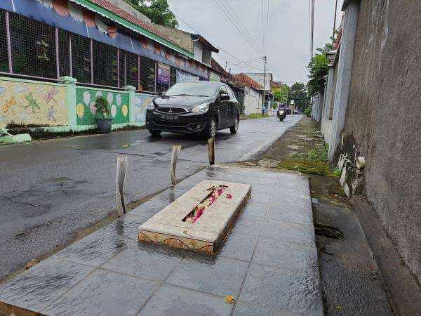 Makam Mbah Precet, Makam Misterius Tanpa Nama di Pinggir Jalan Kota Solo
