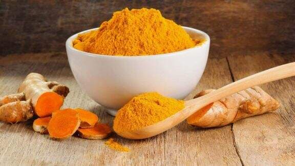 Gak Bakal Bikin Kuning Kok, Ini Manfaat Masker Kunyit untuk Wajah, Muka Auto Glowing!