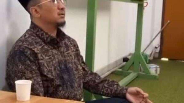 Video Yusuf Mansur Lantunkan Azan Sambil Duduk saat Gempa Jakarta Viral: Berasa Banget Video Yusuf Mansur Lantunkan Azan Sambil Duduk saat Gempa Jakarta Viral: Berasa Banget