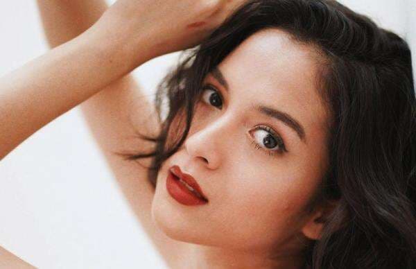 3 Pose Putri Marino ke Pantai Tanpa Bikini, Istri Chicco Jerikho Seksi!