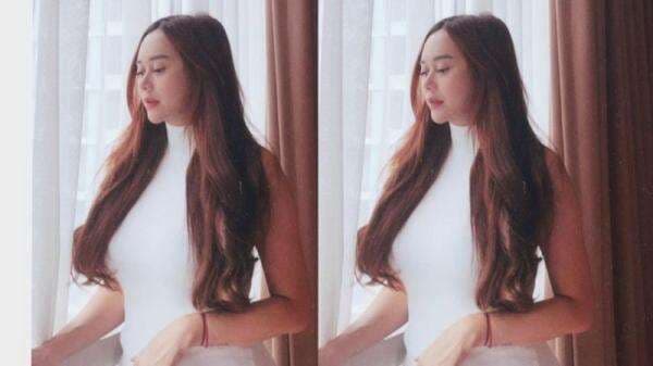 Pesona Aura Kasih Pakai Baju Ketat Putih Gak Ada Lawan, Netizen: Meluluhlantakkan Hatiku Pesona Aura Kasih Pakai Baju Ketat Putih Gak Ada Lawan, Netizen: Meluluhlantakkan Hatiku