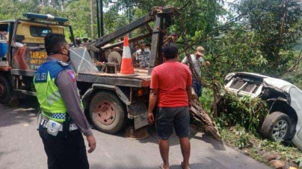 Diduga Pengemudi Ngantuk, Xenia Nyemplung di Tikungan Siwuni Jalur Wisata ke Guci