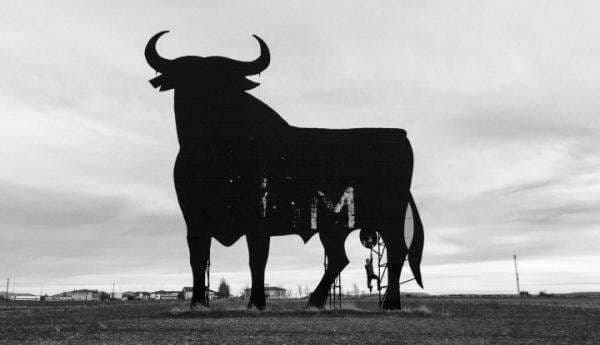 Banteng Ngamuk Hajar Restoran, Seruduk Pria hingga Jatuh Terpental Banteng Ngamuk Hajar Restoran, Seruduk Pria hingga Jatuh Terpental