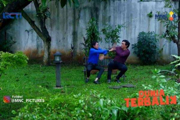 Sinopsis Dunia Terbalik 17 Januari 2022: Edward Dicap Penyebab Perut Febri Sakit, Akum Kesal