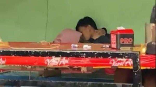 Asyik Bermesraan di Warkop, Dua Sejoli Bikin Warganet Gagal Fokus: Dunia Milik Berdua