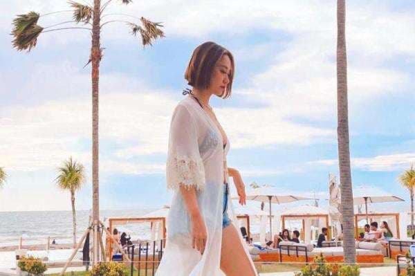 Foto Seksi BCL Pakai Hot Pants, Nikmati Pesona Pantai Bareng Noah