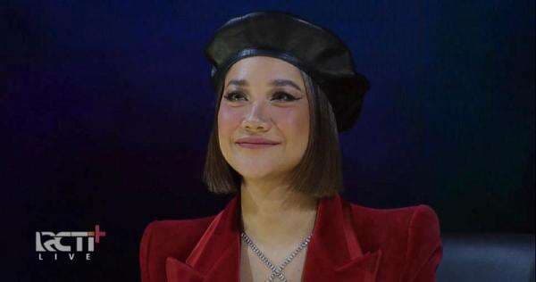 BCL Tampil Seksi di X Factor Indonesia, Harga Jaket Blazer Merahnya Bikin Melongo!