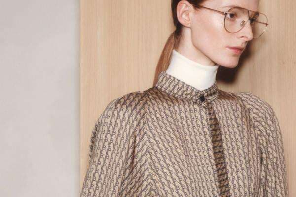 Sisi Seksi Victoria Beckham Terungkap di Balik Koleksi Busana Monogram