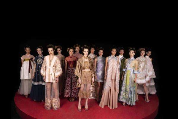 Rayakan Imlek dengan 39 Koleksi Cheongsam dari Sebastian Gunawan