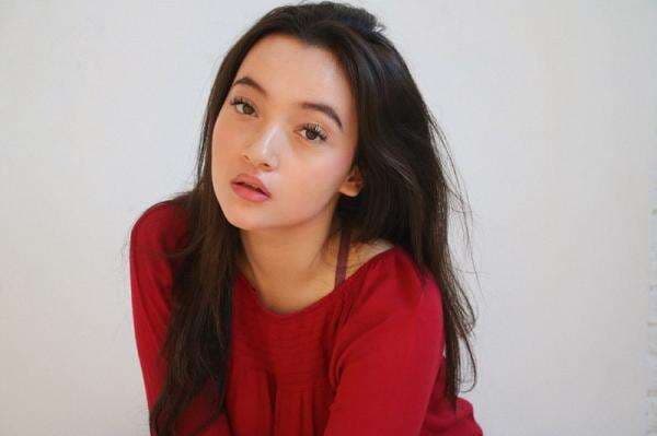 3 Gaya Foto Kekinian ala Megan Domani, Seksi dalam Balutan Gaun Putih Ketat