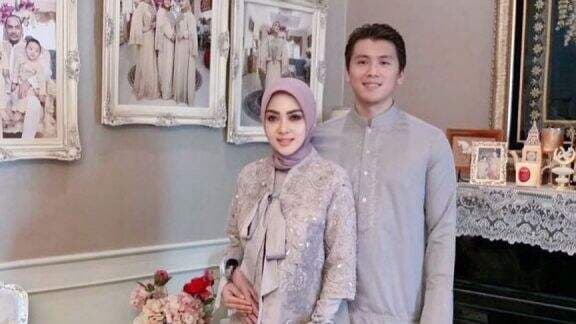 Syahrini Pelukan sama Reino Barack di Lift Mall, Ulah Manja di Tempat Umum Bikin Netizen Nyinyir: Udah Tua, Norak Gak Ketulungan!