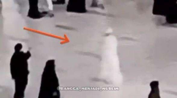 Viral Sosok Berjubah Putih Jalan Cepat di Masjidil Haram Tuai Perdebatan Warganet, Wali atau Jin?