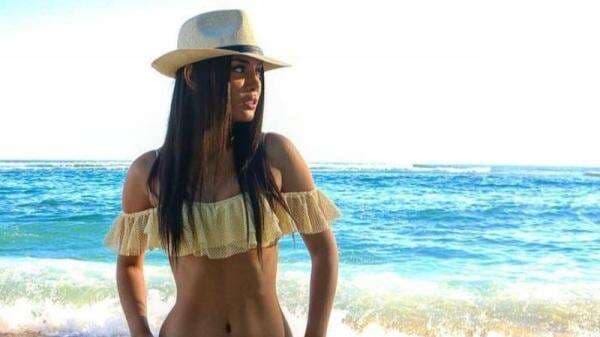 5 Outfit ke Pantai ala Erika Carlina, Seksi Berbikini Sampai Charlie Puth Kepincut!