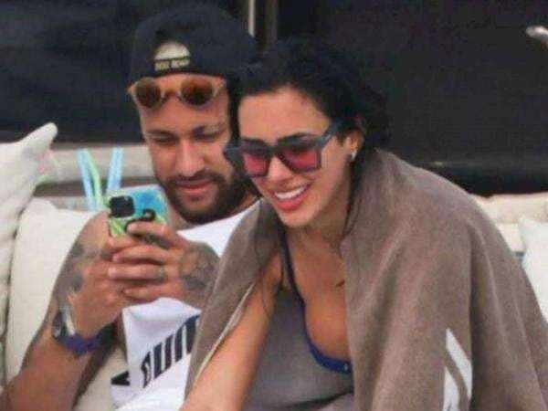 Neymar Akhirnya Pamer Pacar Baru, Yuk Kepoin Foto-foto dan Profilnya! Neymar Akhirnya Pamer Pacar Baru, Yuk Kepoin Foto-foto dan Profilnya!