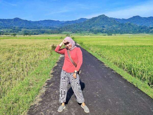 Dulu Diabaikan, Kini Jalanan di Tengah Sawah jadi Spot Foto Hits di Yogya!