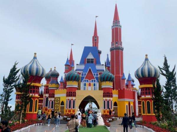 Keren! Ada Istana dan Taman Bunga di Tengah Perkebunan Teh Subang