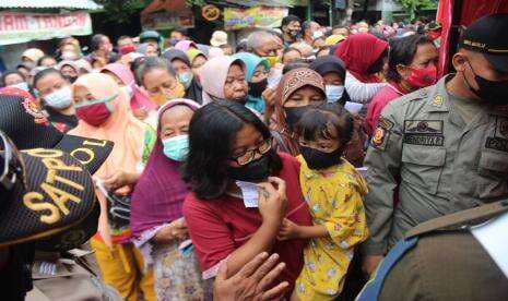 Warga Baturaja Serbu Alfamart Beli Minyak Goreng Murah