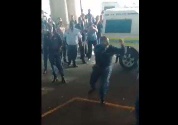 Jurus Dewa Mabuk? Polisi Afrika Selatan Pamer Kung-Fu saat Ditangkap