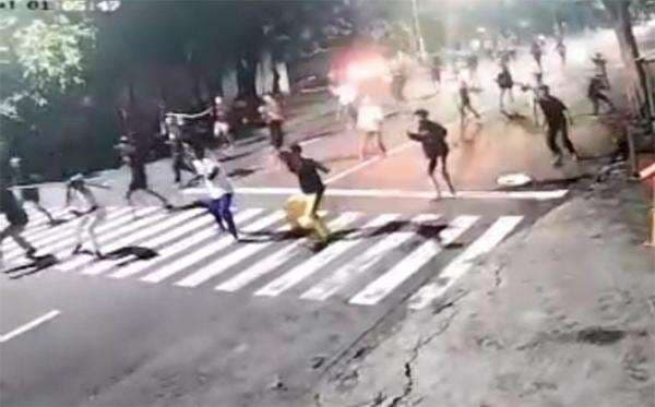 Viral Video Tawuran Malam Hari, Acungkan Senjata Tajam, Mengerikan