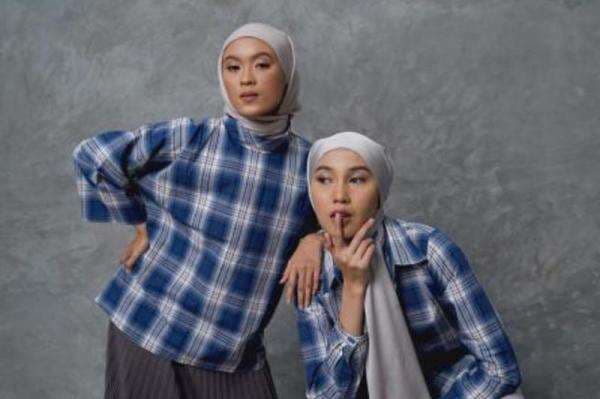 Intip Gaya Timeless Retro ala 70an yang Tren di 2022, Fashion Andalan Sejak Abad ke-16