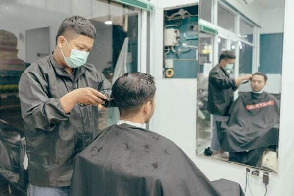 Tukang Cukur Tradisional Vs Barbershop: Beda Kelas, Beda Kualitas?