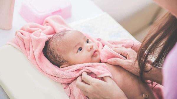 Bagaimana Cara Membersihkan Telinga Bayi Yang Tepat Dan Aman? Ini Kata Dokter