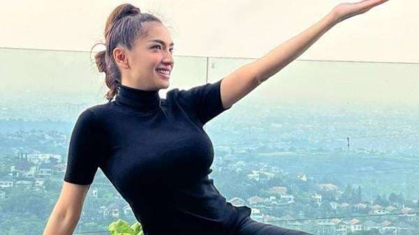 Pose Angel Karamoy Pakai Baju Ketat Bikin Salfok, Netizen: Body-nya Sempurna, Hot Mom!