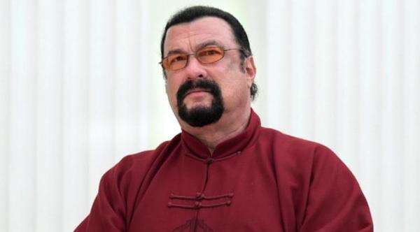 Heboh! Artis Hollywood Steven Seagal Sambangi Suku Dayak Kalimantan