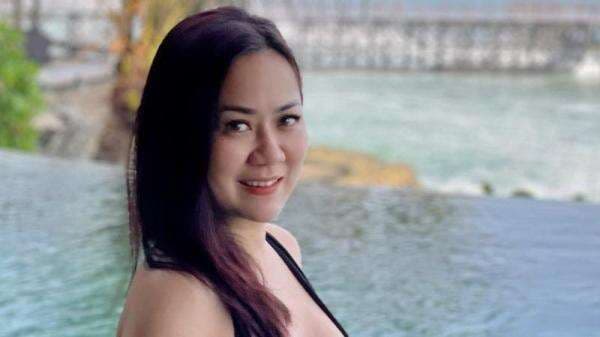 Pose Tante Ernie Pakai Baju Renang Seksinya Bombastis, Netizen: Jangan Didelete Ya