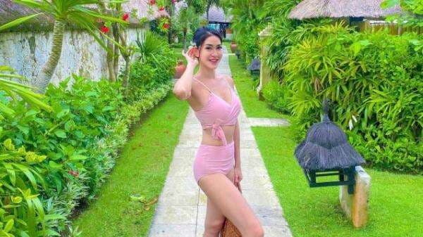 Tak Kalah Hot dari Tante Ernie, Elma Agustin Seksi Pakai Baju Renang Bolong-bolong