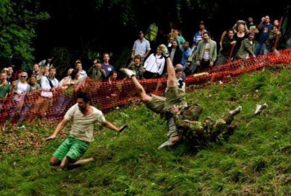Mengenal Festival <i>Cheese Rolling</i>, Rela Berguling-guling di Tanah demi Mengejar Keju