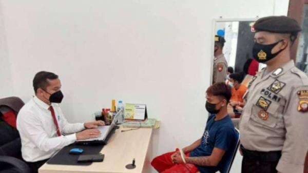 Ditinggal sang Ayah Jemput Ibunya, Anak di Bawah Umur Digarap Pacarnya di Kamar Sendiri