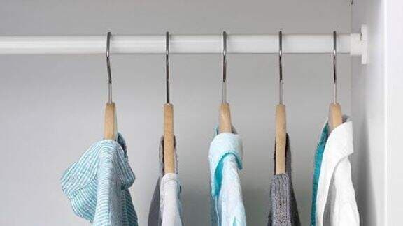 Oh Jadi Ini Penyebab Istri Senang Mencium Bau Pakaian Pasangan, Kamu Juga Suka Begitu Moms?