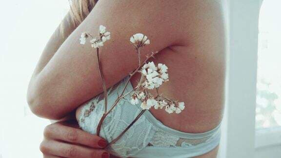 Ssst... Ternyata Ini Alasan Payudara Wanita Jadi Bagian Tubuh yang Paling Disukai Pria