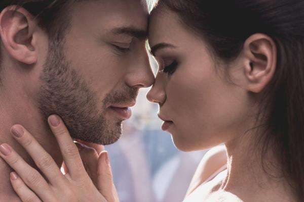 Mengoles Campuran Buah Beet ke Bibir, Pria Dijamin Meleleh