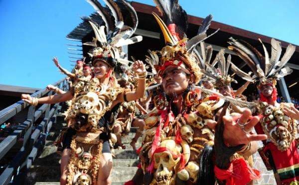 5 Larangan Suku Dayak yang Harus Dipahami Pendatang, Dilarang Menghina Patung Kayu 5 Larangan Suku Dayak yang Harus Dipahami Pendatang, Dilarang Menghina Patung Kayu