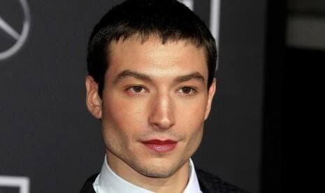 Ezra Miller Jadi Trending Twitter Setelah Marahi Anggota Ku Klux Klan