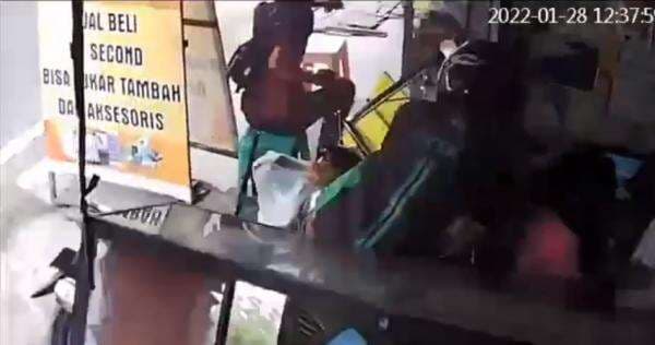 Viral! Detik-Detik Ojol Seruduk Konter HP di Veteran Banjarmasin, Simak Kronologisnya
