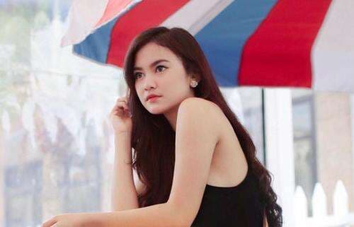 Gaya Mahalini Raharja Pamerkan Kulit Mulus dengan Dress Sabrina Merah