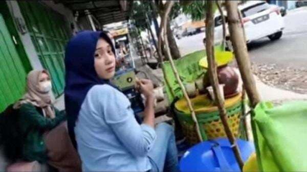 Viral Penjual Es Cendol Cantik, Senyum Manis Bikin Netizen Terpikat!