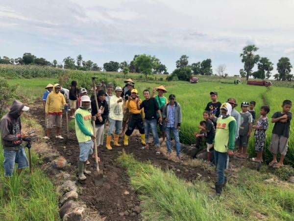Amin Tantu Bantu Perbaikan Jalan Desa Darara Pakai Dana Pribadi, Warga: Bukan Janji Partai Lagi Amin Tantu Bantu Perbaikan Jalan Desa Darara Pakai Dana Pribadi, Warga: Bukan Janji Partai Lagi