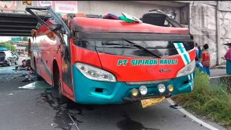 Penampakan Bus Tabrak Flyover hingga Atap Terpisah, Ini Sederet Faktanya