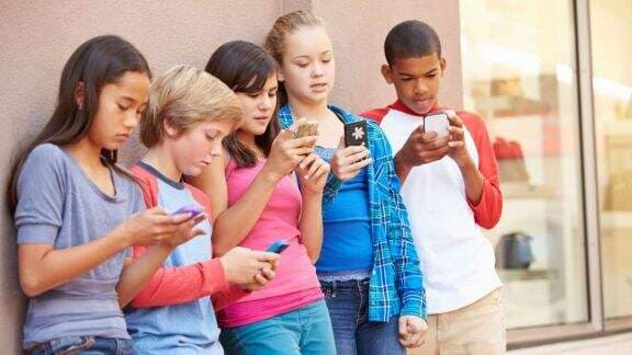 Moms Harus Tahu! Si Kecil Boleh Main Media Sosial pada Usia Ini Lho