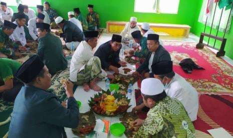 Peringati Harlah ke-96 NU, PCNU Bawean Sajikan Nasi Gulung