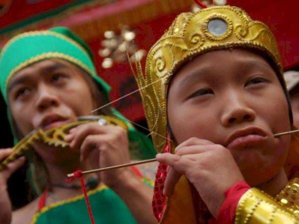 Tusuk Mulut Pakai Besi, Ini Asal-usul Tradisi Tatung Cap Go Meh di Singkawang Kalbar