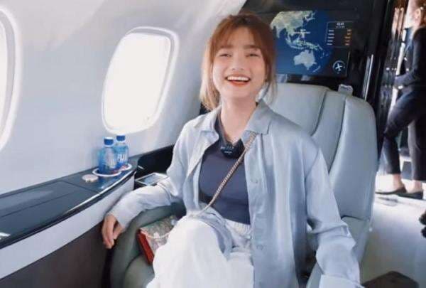 Keceriaan Fuji Bongkar Isi Jet Pribadi Crazy Rich Malang